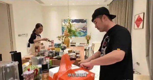 旭阳配资 陈赫上海豪宅内景曝光，厨房大到离谱，张子萱素颜引热议