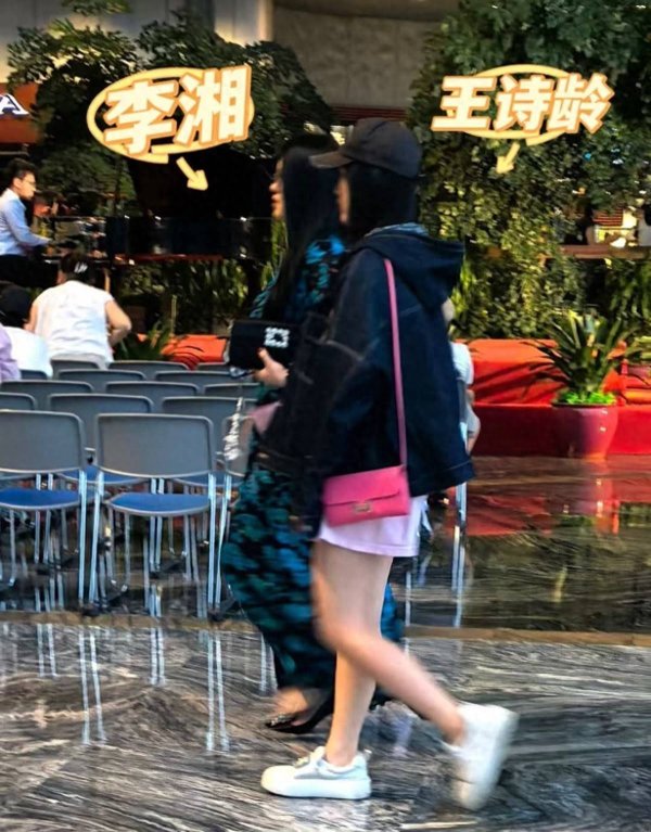 镕盛融资 李湘王诗龄看话剧，王诗龄粉裙吸睛，有钱妈妈养出幸福娃